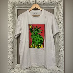 Keith Haring Graphic T-Shirt - White with Statue of Liberty Design. Size L. ❣️